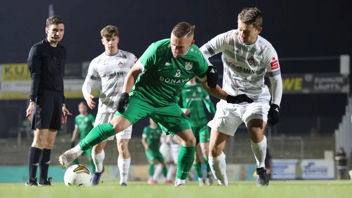 Ein Angreifer aus dem hohen Norden soll die Offensive des FSV Union Fürstenwalde, um den zuletzt einzig treffsicheren Tom Haack (hier vor Leon Herzberg und Leon Kammradt vom 1. FC Frankfurt) verstärken.
Fürstenwalde / Frankfurt an der Oder, Bonava-Arena Fürstenwalde, Fussball Oberliga Punktspiel, Union Fürstenwalde - 1. FC Frankfurt, Doppeltorschütze Tom Haack vor Leon Herzberg und Leon Kammradt l.h. beobachtet von Schiri Bela Wiethüchter
FOTO BENK 02.12.2022