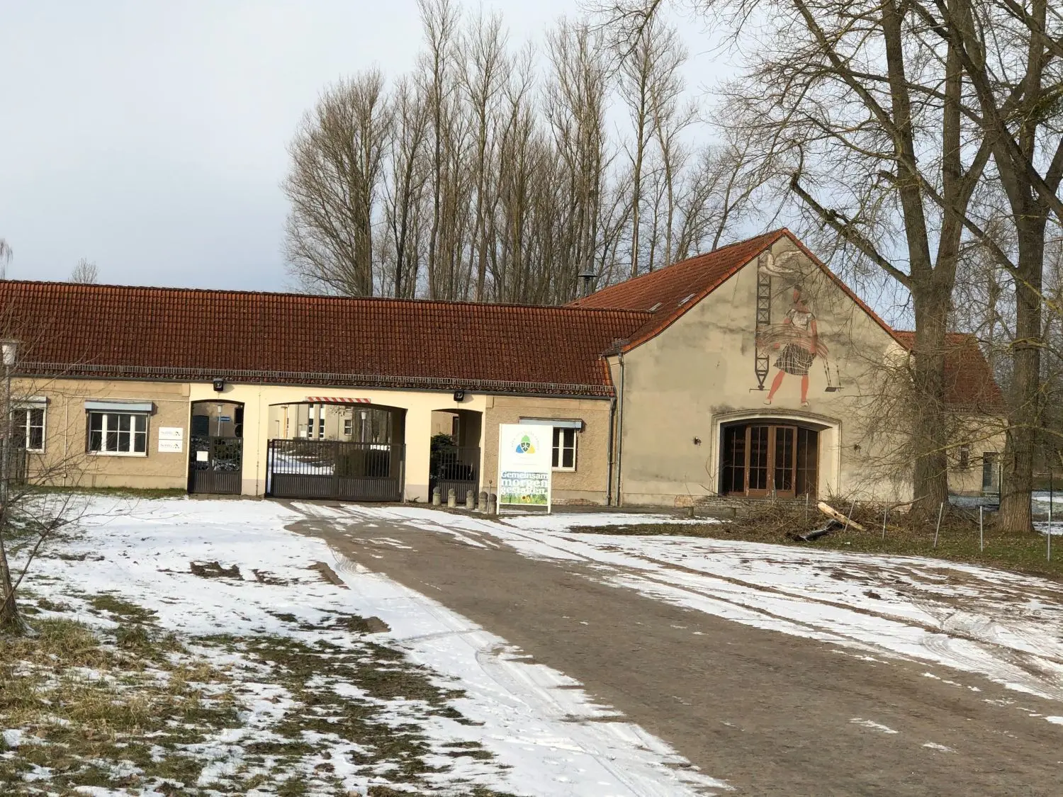 Der Eingangsbereich zum ehemaligen Funkamt. Auf dem Gelände sind Wohnungen und grünes Gewerbe geplant.