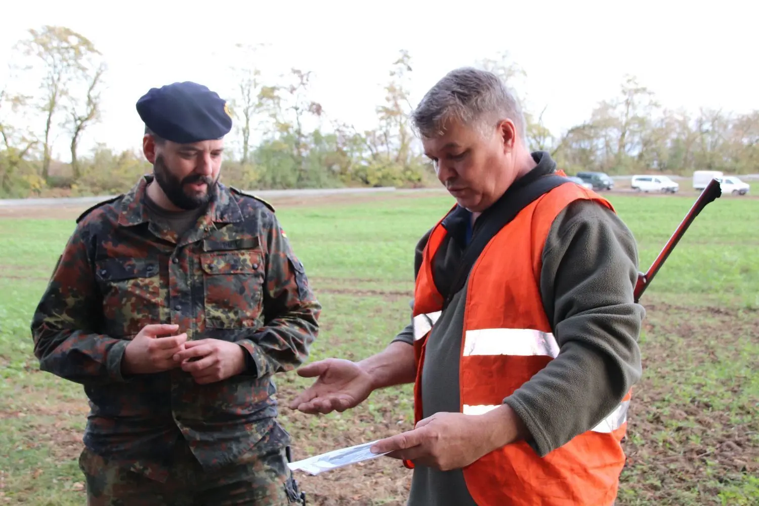 Schauen sich das Jagdrevier Günthersdorf 1 auf der Karte an: Fregattenkapitän Thomas Piel und Jäger Roland Linde (rechts)