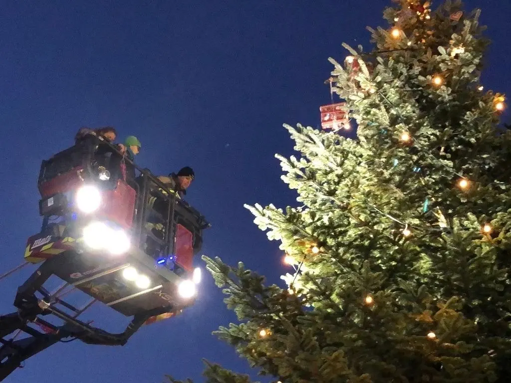 Ganz nach oben wollten die meisten Kinder beim Baumschmücken am Rathaus Birkenwerder. Vom Anstehen vor dem Leiterwagen der Feuerwehr erholen konnten sich die Eltern dann auf dem Weihnachtsmarkt der örtlichen Händler und Vereine.