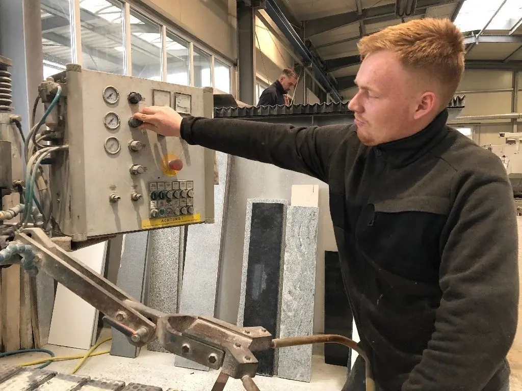 Da kommt es auf jeden Millimeter an, Muskeln werden weniger benötigt: Paul Schüler bedient inzwischen ebenfalls hochmoderne Maschinen, die computergesteuert Präzisionsarbeit leisten. Aber auch auf vielen Baustellen ist der junge Steinmetz aktiv.