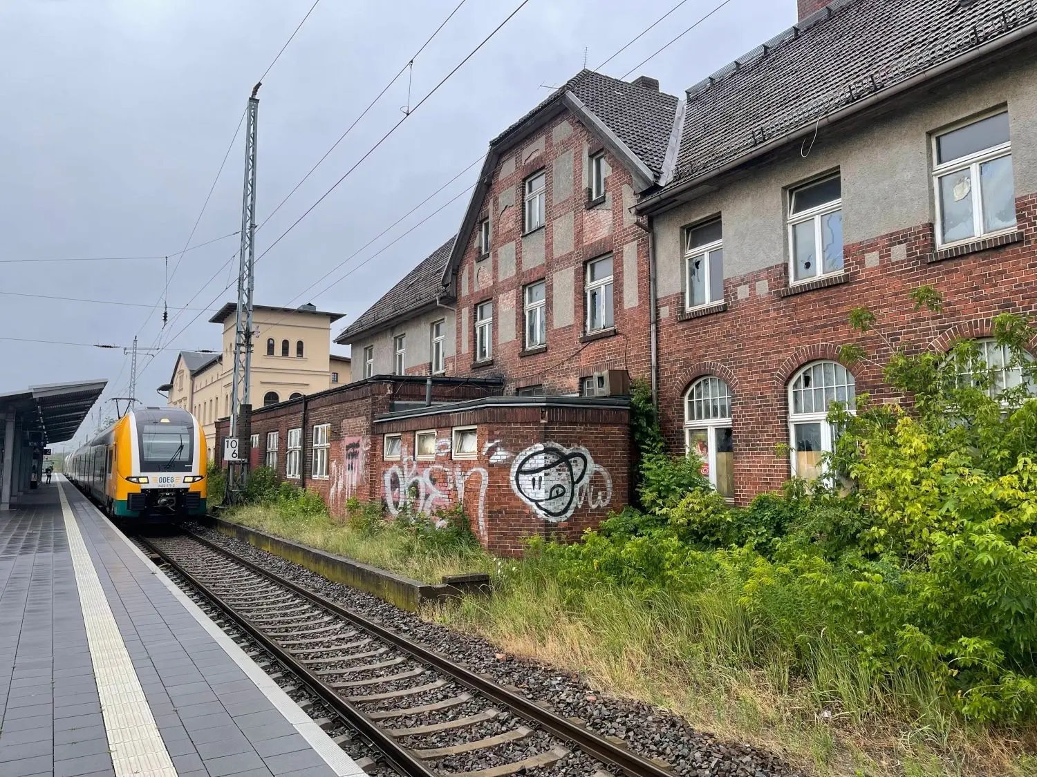 Vom Bahnsteig aus sieht man verschiedene Bauetappen. Der Vorbau ist gleichzeitig mit der Unterfürhung in den 1930er-Jahren errichtet worden