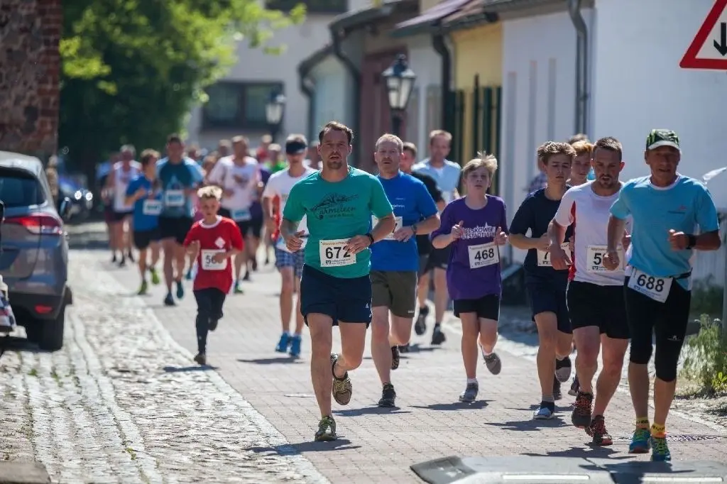 An der Stadtmauer entlang steht die Luft, was die Aktiven über fünf und zehn Kilometer mehrmals zu spüren bekommen.