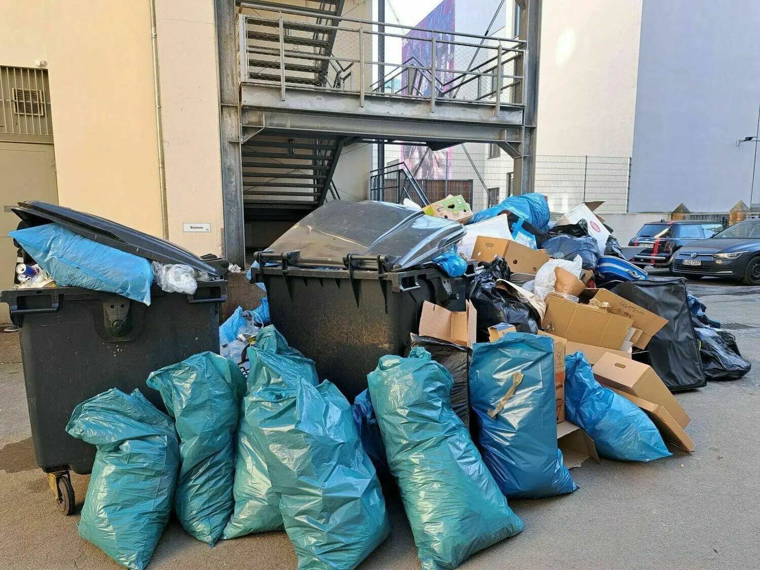 Im Hof in Berlin-Kreuzberg, wo im Festssal Spenden für die Erdebenregionen gesammelt werden, stapelt sich schon der Müll. Denn es werden auch Dinge abgegeben, die nicht in die Türkei geschickt werden können. So brauchen die Helfer nun auch Hilfe bei der Müllentsorgung.