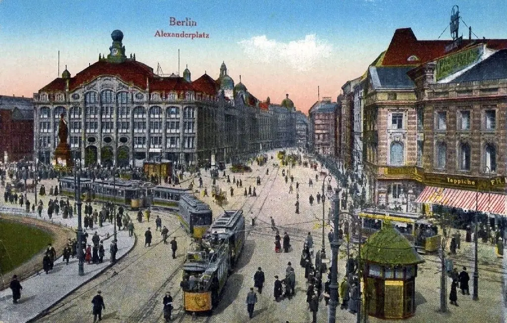 Pulsierende Großstadt: der Berliner Alexanderplatz um 1920, hier auf einer kolorierten Postkarte.