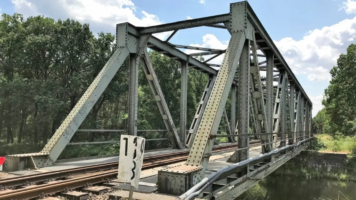 In die Jahre gekommen: Die Bahnbrücke, die in Müllrose auf der Strecke RB 36 den Oder-Spree-Kanal überspannt, wird abgebrochen und durch einen Neubau ersetzt. Die Bahnstrecke muss dafür mehrere Monate lang gesperrt werden.
Müllrose. Bahn RB 36 Bauarbeiten.Brücke Bahn Oder-Spree-Kanal. 13.06.2023. Foto: Frank Groneberg
Einverständnis für Veröffentlichung wurde mündlich erteilt.