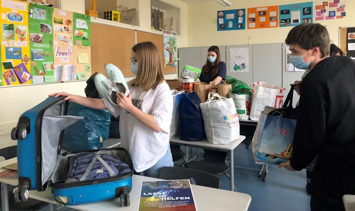 Zwölftklässler der Gesamtschule 3 in Eisenhüttenstadt sortieren die Spenden für die Menschen in der Ukraine.