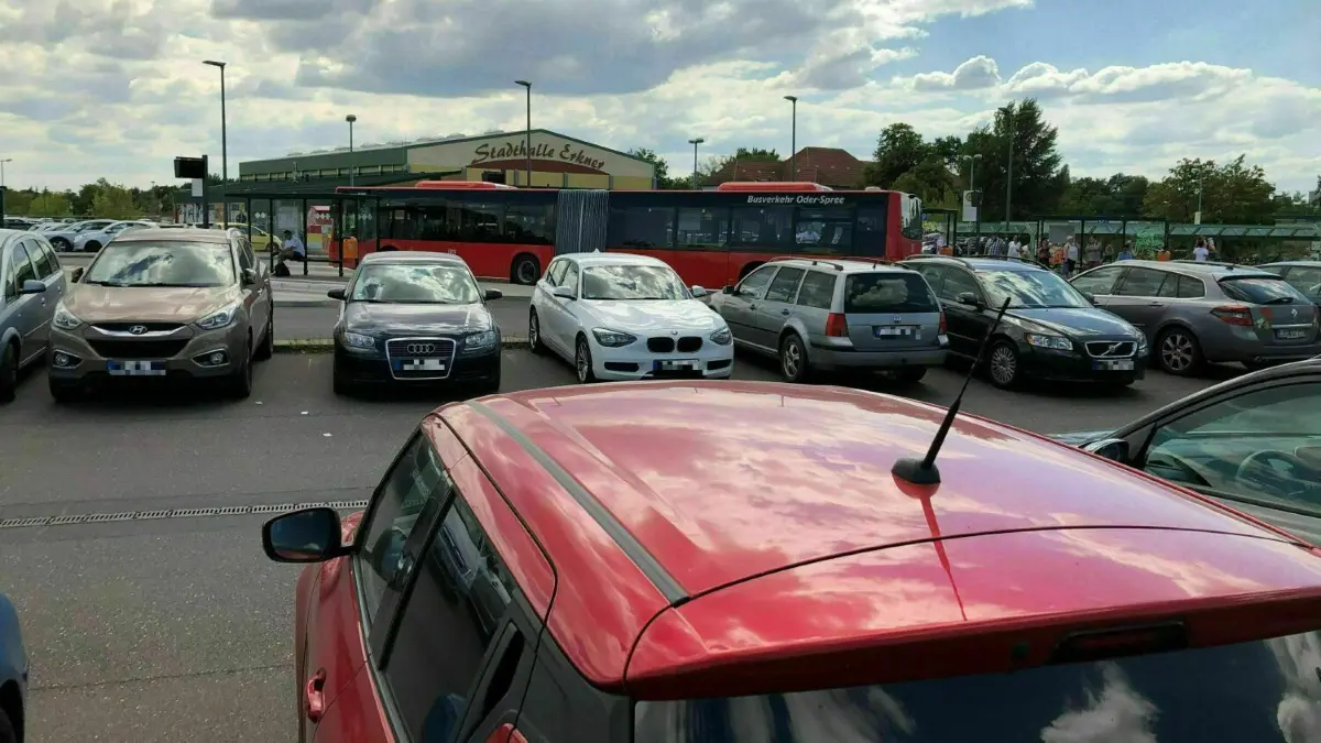 Wird von vielen Pendlern täglich genutzt: der P+R Parkplatz am Bahnhof in Erkner.
P+R Parkplatz am Bahnhof in Erkner