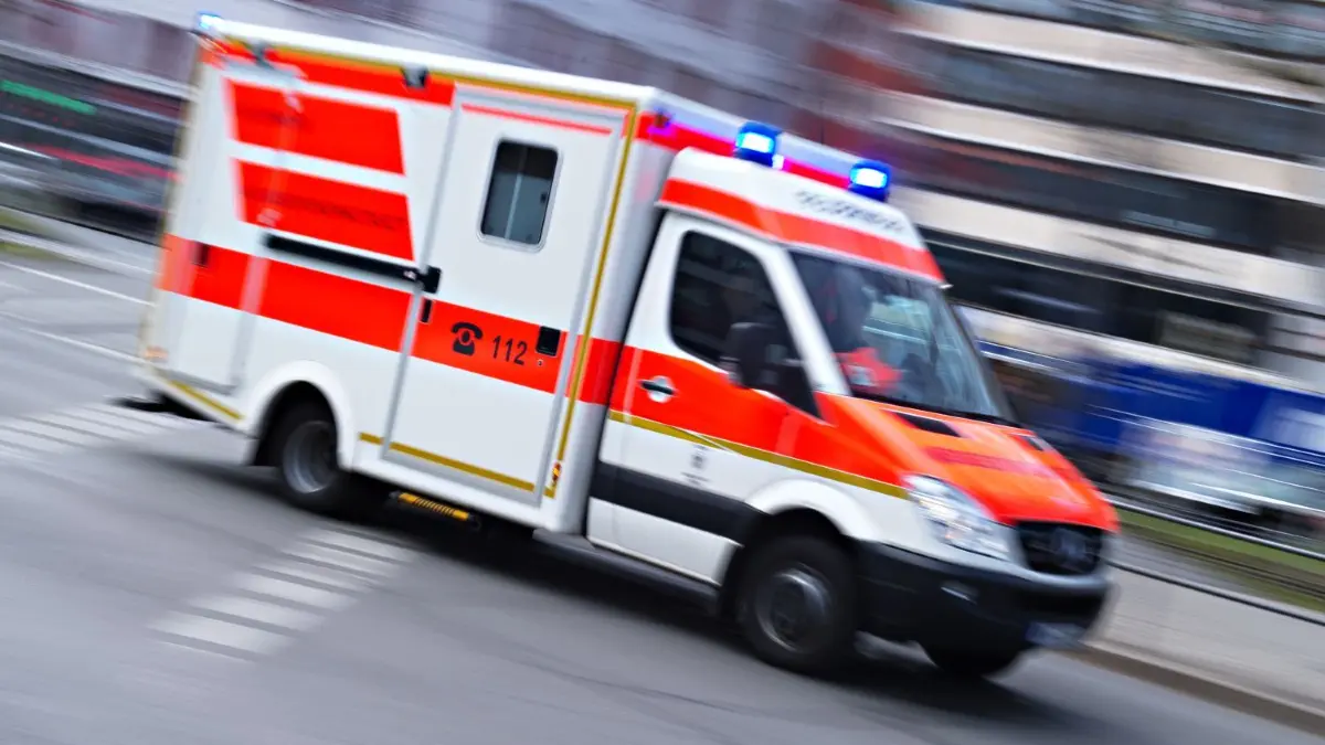 Als eine Frau in Seelow zwei Personen beobachtete, die in mehrere stehende Fahrzeuge leuchteten, wurde sie von diesen angegriffen und verletzt. (Symbolbild)
ARCHIV - 17.02.2014, München: Ein Rettungswagen fährt mit Blaulicht (Aufnahme mit langer Belichtungszeit). Bei Verdacht auf Herzinfarkt rufen Frauen zwar zügig den Notarzt für ihren Partner - bei eigenen Herzproblemen sind sie aber zögerlicher. (zu dpa «Forscher: Frauen sind bei Herzinfarkt-Symptomen oft zu zögerlich») Foto: Nicolas Armer/dpa +++ dpa-Bildfunk +++ | Verwendung weltweit