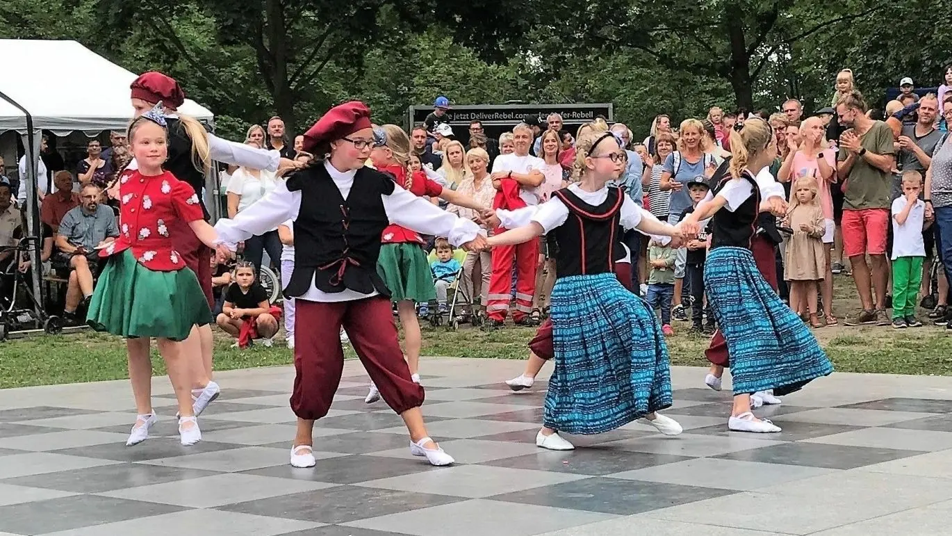 Heidi in Brandenburg: Die Kinder des Tanzsportvereins „Schlaubegetümmel“ begeistern beim „Müllroser Seezauber“ die Zuschauer mit ihrem Tanz zur Musik der Serie „Heidi“.