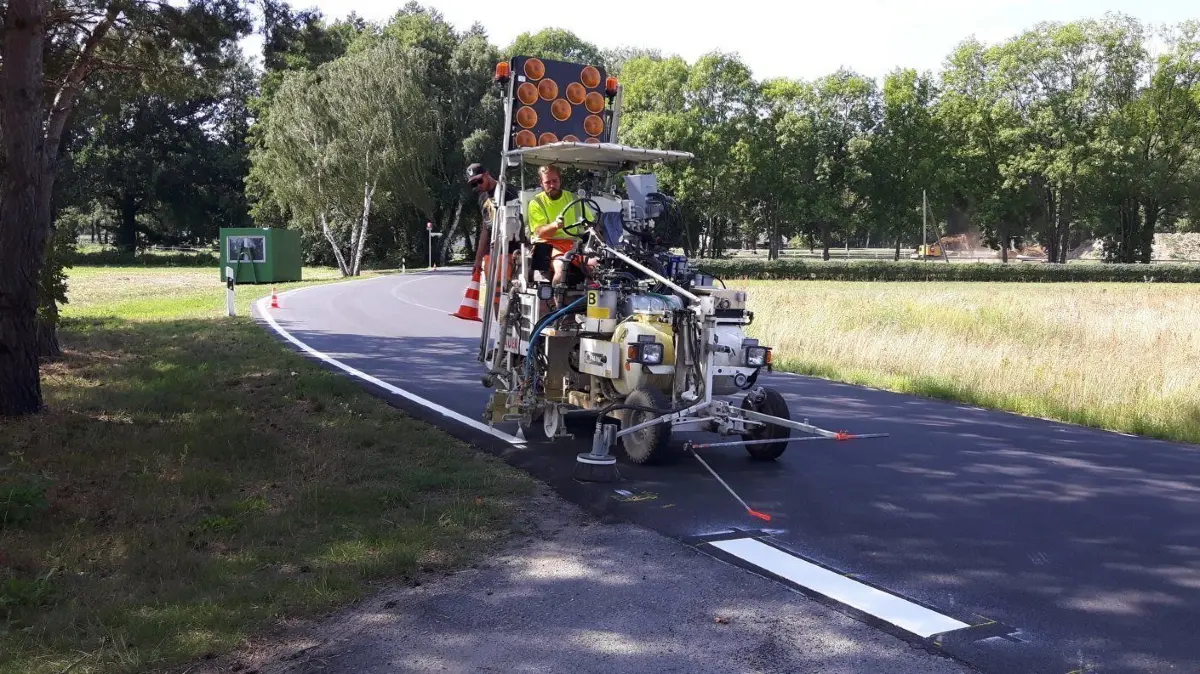 Eine Spezialfirma war am Freitag zwischen Drebkau und Steinitz im Einsatz, um die spezielle Markierung aufzubringen. ⇥
Ein spezieller Markierungsstreifen soll Autofahrern helfen.