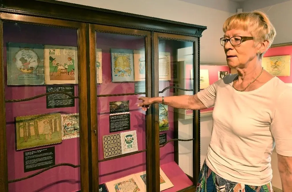 Prachtvoll, rührend, witzig: In der Ausstellung gibt es unterschiedlichste Bilderbücher aus 300 Jahren – hier Kuratorin Birgit Jochens.
