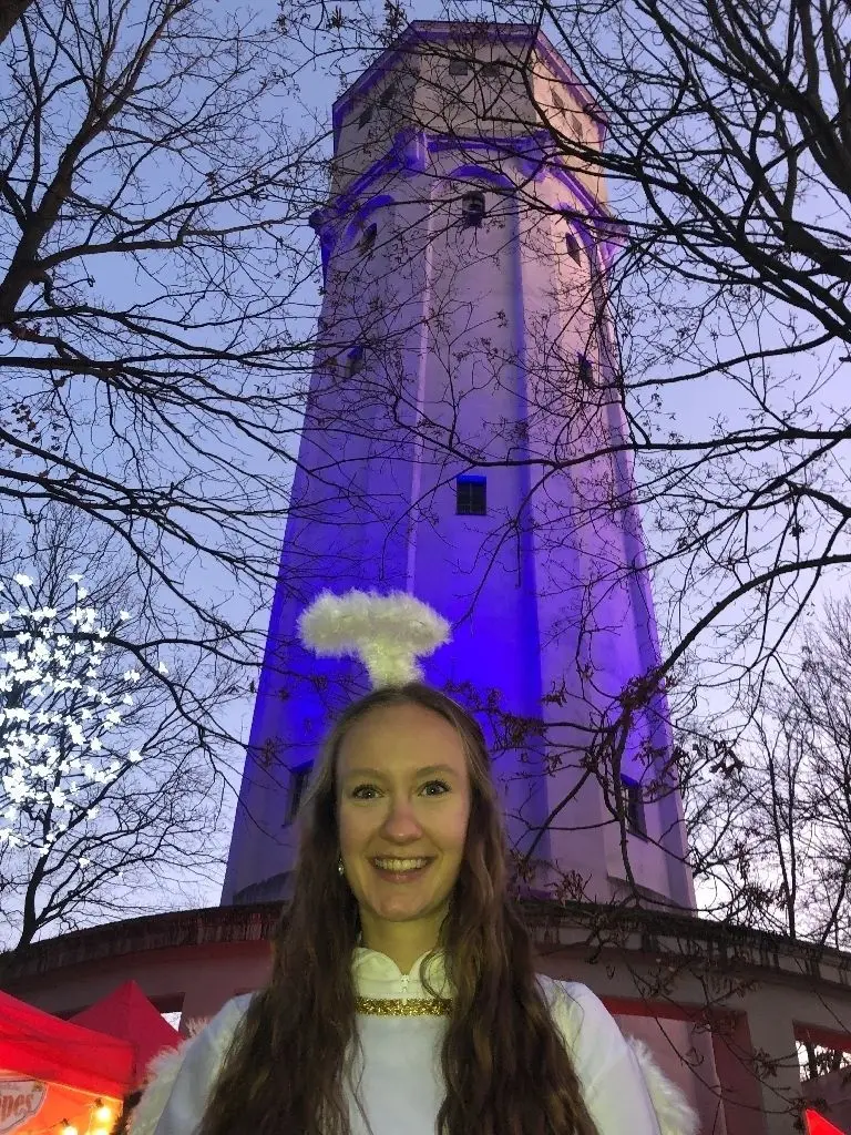 Die 17-jährige Xenia Pekul hat als Engel auf dem stimmungsvollen Hohen Neuendorfer Weihnachtsmarkt am Wasserturm die Wunschzettel der Kinder eingesammelt.