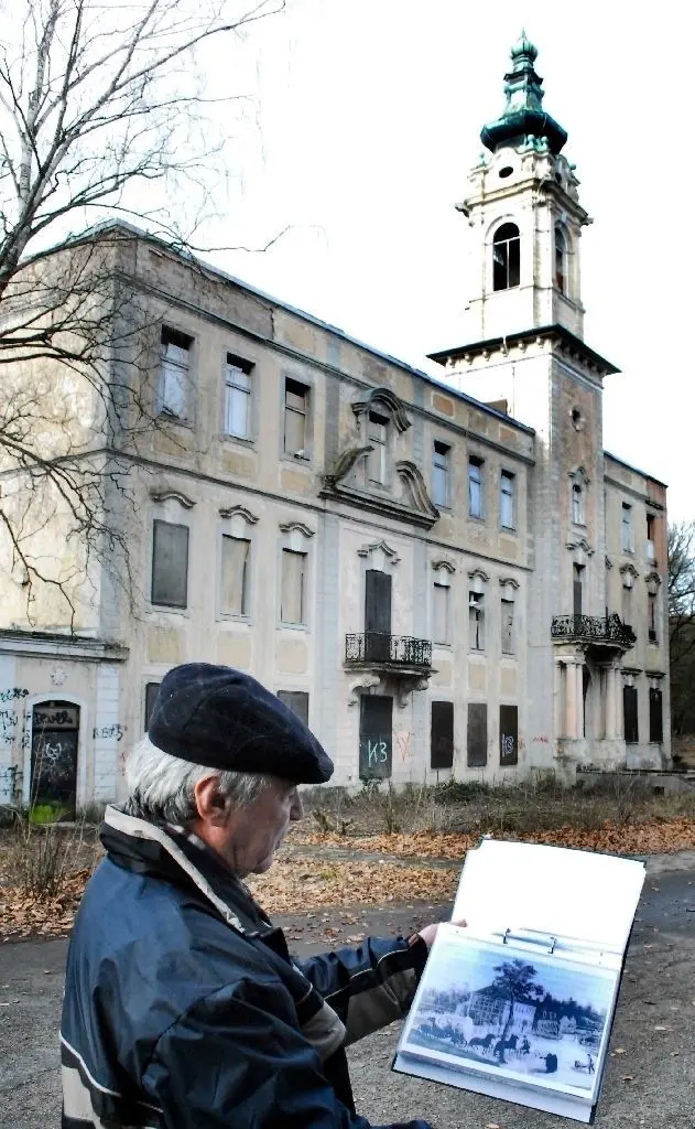 Kennt sich auf dem Schlossgelände bestens aus: Der Schönwalder Hobbyhistoriker Horst Getter besitzt etliche alte Zeichnungen von Dammsmühle. Auch weiß er einiges von den ausschweifenden Bällen des Leutnants Adolf Wollank zu berichten.
