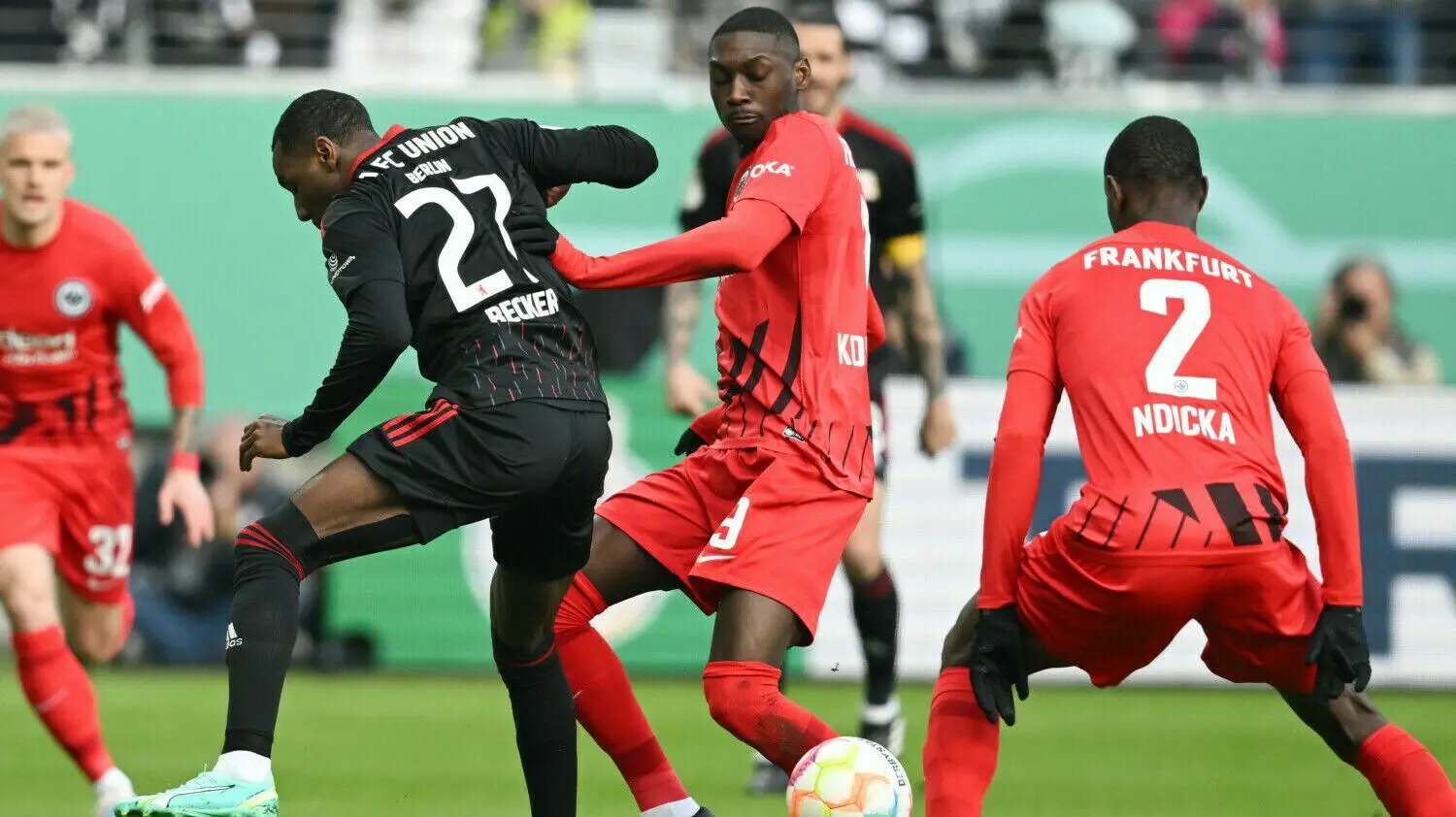 Union Berlin fehlt gegen Eintracht Frankfurt diesmal der richtige Durchblick: Hier wird Sharaldo Becker (links) von den beiden Frankfurtern Randal Kolo Muani und Evan Ndicka attackiert.