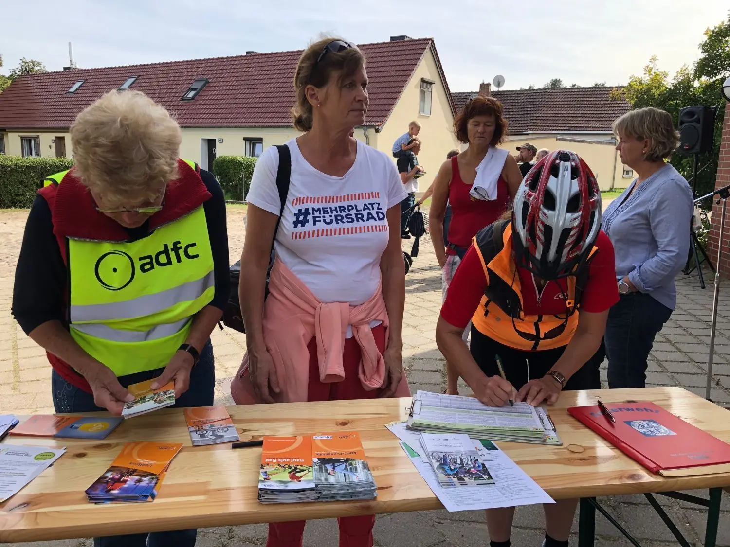 Die Bürgerinitiative Radweg 21 demonstrierte mit einer Sternfahrt nach Wensickendorf. Dort unterzeichneten die Ortsvorsteher von Kreuzbruch, Zehlendorf, Schmachtenhagen, Wensickendorf, Zühlsdorf und Mühlenbeck eine Petition an den Landtag. Auch für die Volksinitiative „Verkehrswende Brandenburg - jetzt!“ lagen Listen aus. Adelheid Martin und Dagmar Munkwitz vom ADFC und Schmachtenhagens Ortsvorsteherin Katrin Kittel (von links) sind dafür.