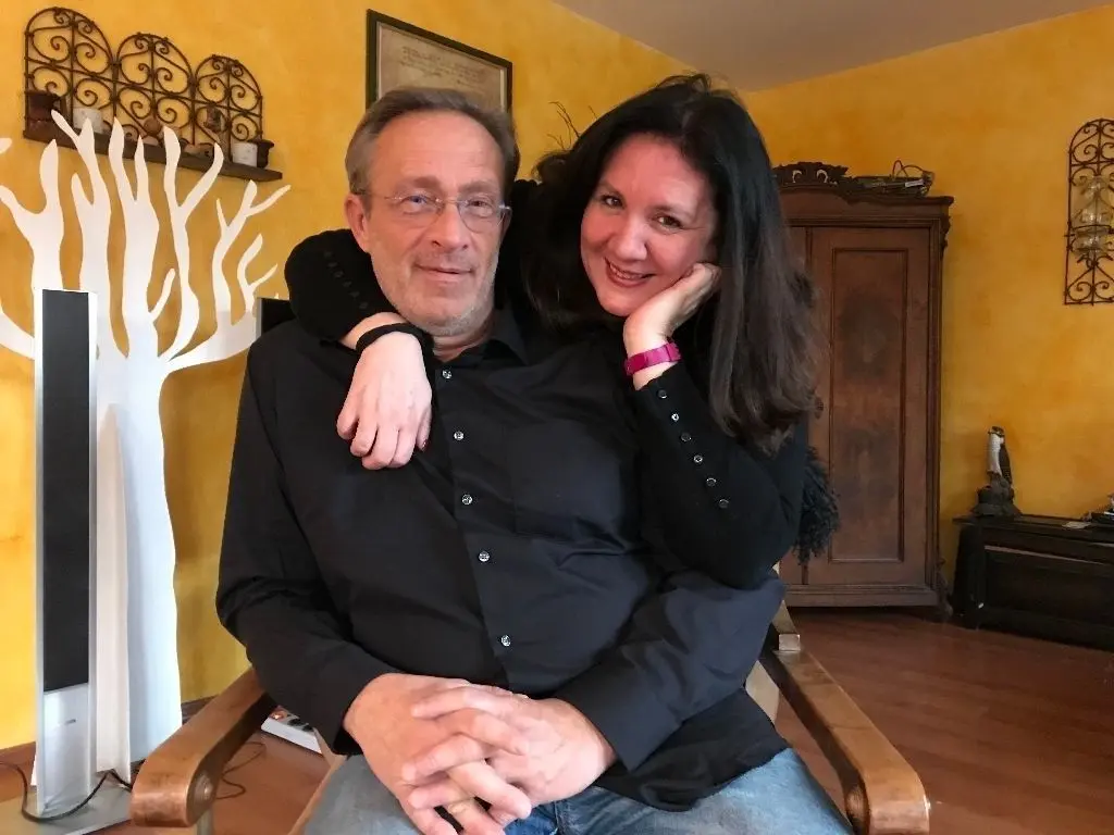 Kirsten und Rainer Schmitt aus Rauen sind seit 19 Jahren ein glückliches Ost-West-Paar. Sie lernten sich über ein Dating-Portal kennen und heirateten schnell.