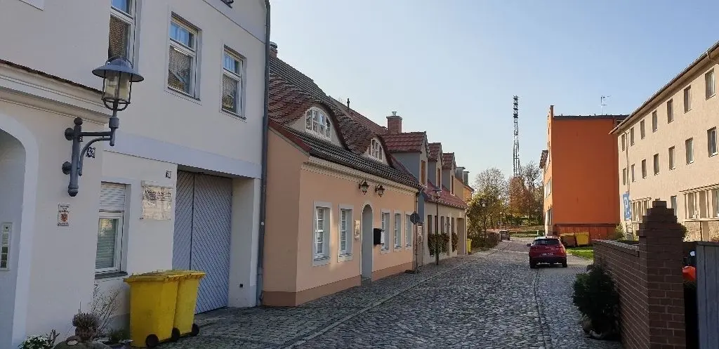 Die sanierte Fischerstraße 1 Richtung Stadion (rechts). Vorn: Fischerstraße 4 - so sah es 1991 aus.