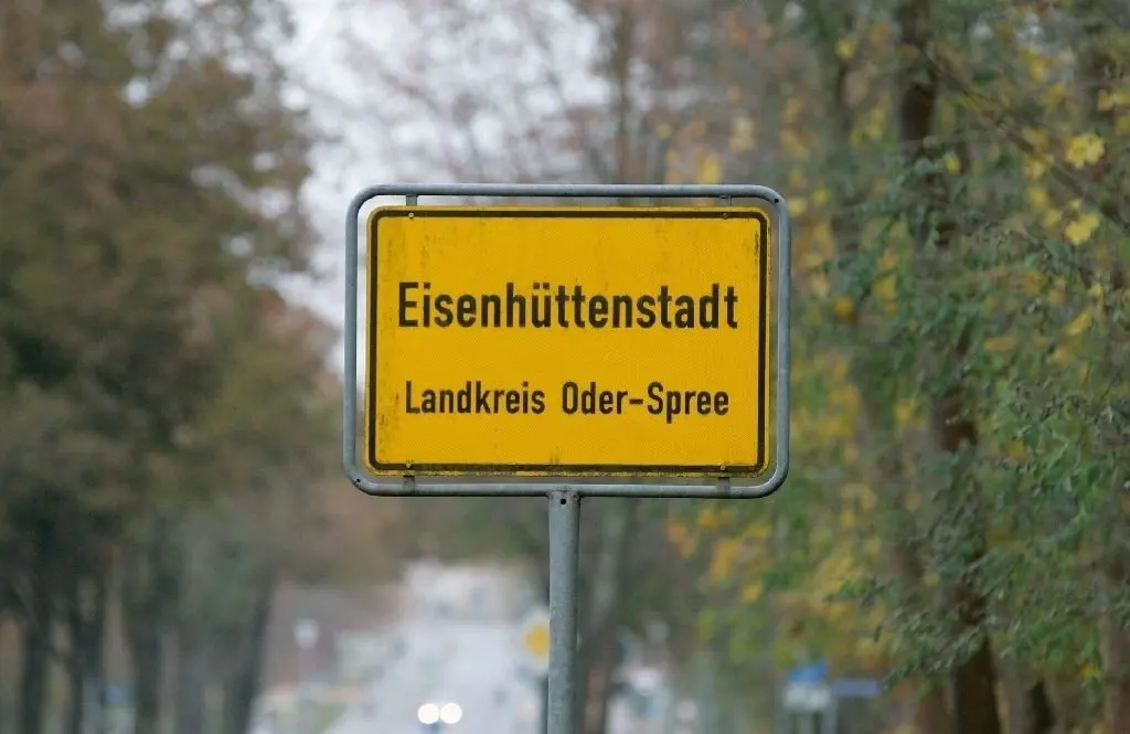 Wichtige (Ex-)Eisenhüttenstädter sind: Komponist Axel Titzki (1968-2017, v.l.), DJ Paul van Dyk, Chorleiter Peter Lein (1941-2018), Kugelstoßer Udo Beyer, Ruderin Kathrin Boron (2. Reihe), und Kanute Torsten Gutsche, der ehemalige EKO-Betriebsratsvorsitzende Günter Reski (1941-2019, v.l. unten), Linedance-Weltmeisterin Jana Ziller (ehemals Osburg), Komponist Sven Helbig und Raddahrer Roger Kluge.