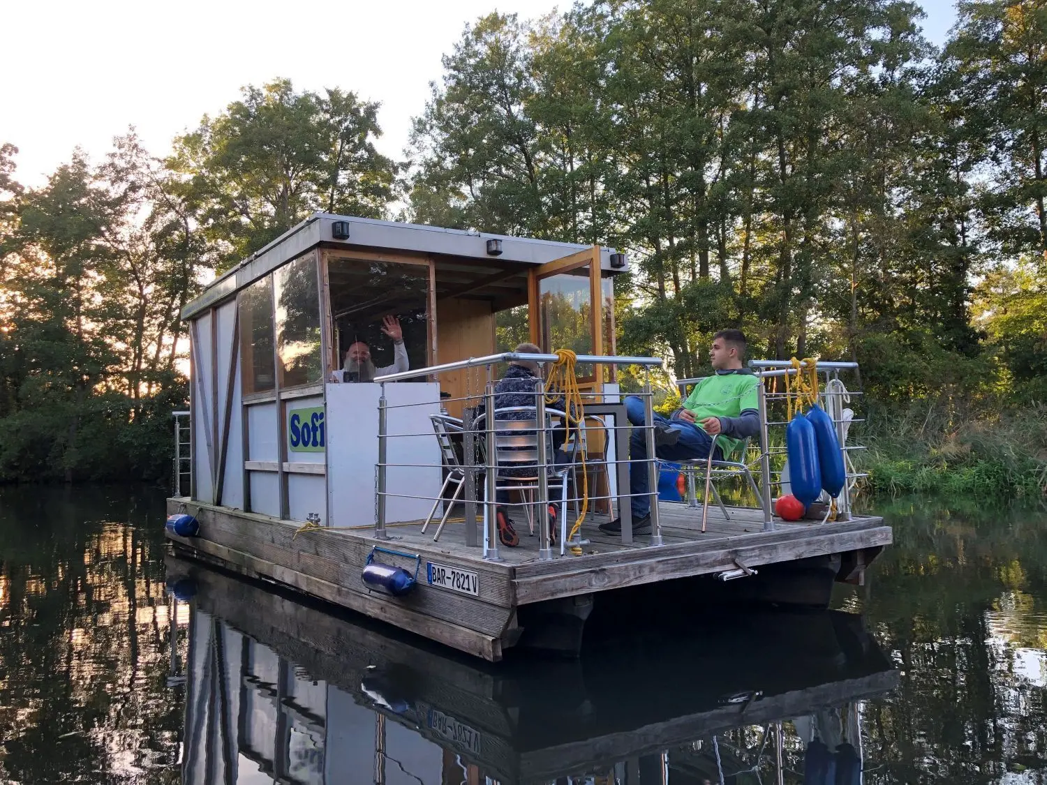 Ahoi: Jugendförderer Jörg Bauer lenkt die Sofi mit zwei Schülern auf der Außenfläche über den Finowkanal. Das Solarfloß aus Schorfheide soll ab der nächsten Saison richtig druchstarten.