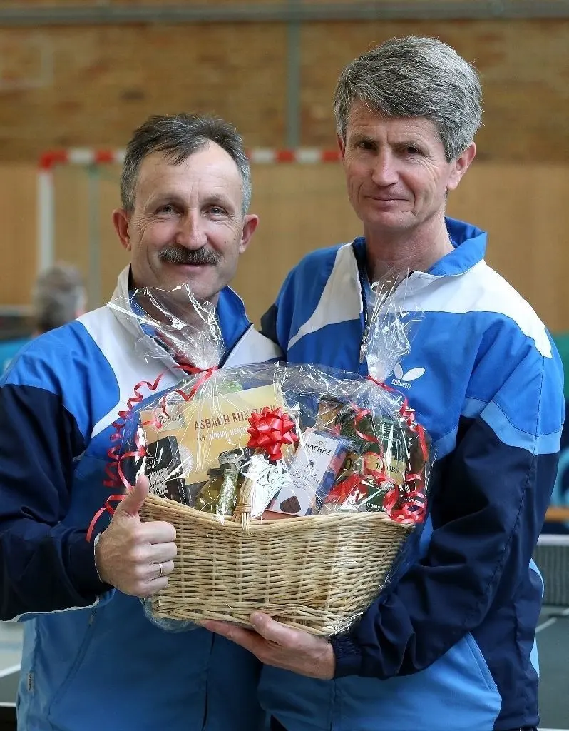 Roman Waczek (links) erhält von Peter Kretzschmar Glückwünsche zum 60. Geburtstag.