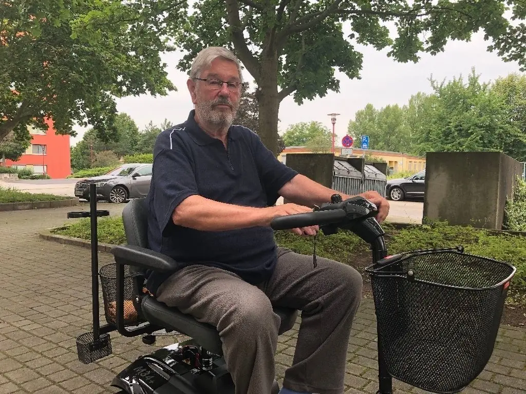 Wurde stehengelassen: Hermann Heinsdorf (79) ist für viele Strecken auf sein 55 Kilogramm schweres Elektromobil angewiesen. Die Batterie ist allerdings begrenzt und somit braucht er zusätzlich die öffentlichen Verkehrsmittel.