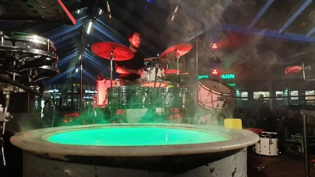 Stamping Feet begeisterte die Massen open air mit heißer Trommelshow im Laserlicht.