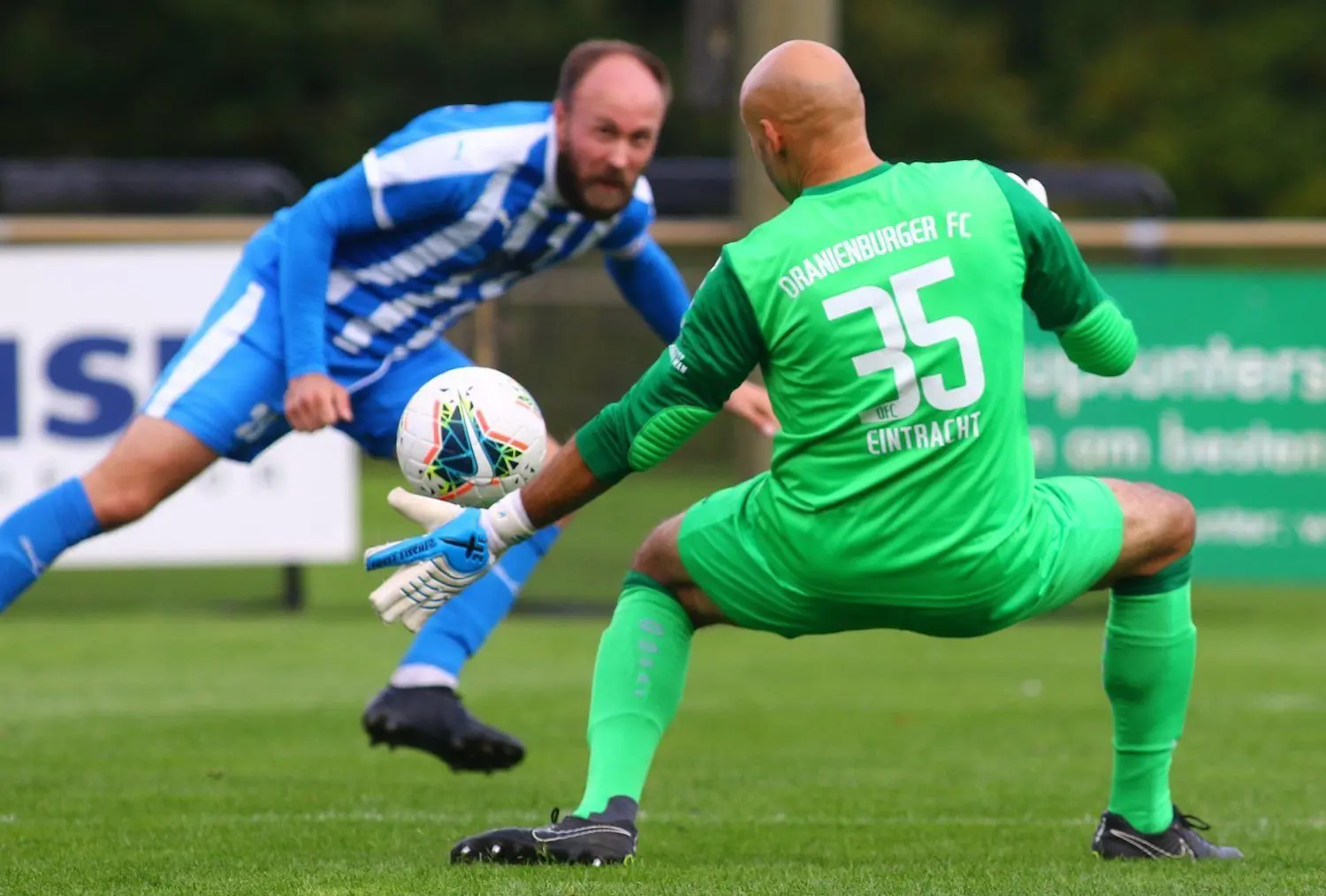 Der Oranienburger FC Eintracht (hier Keeper Sven Roggentin) und Blau-Weiß Petershagen/Eggersdorf trennen sich in der Fußball-Brandenburgliga 1:1. Die Gastgeber verpassen damit den Sprung ganz nach vorn, hatten aber auch Glück, den Rückstand durch einen Elfmeter noch in ein Remis zu wandeln.