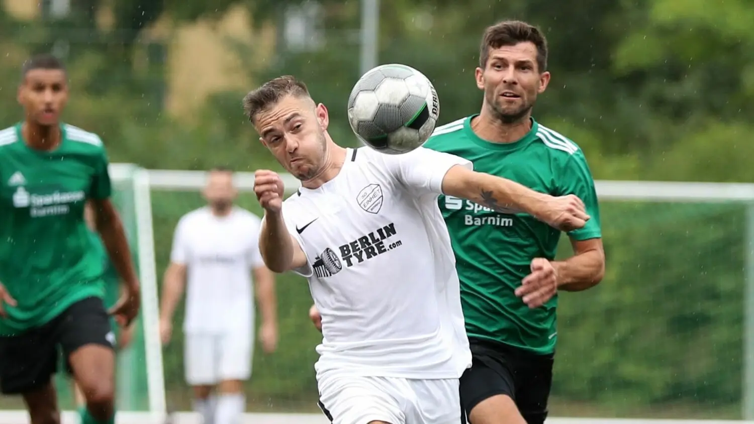 Am 1. Spieltag der Brandenburgliga gewann die TSG Einheit Bernau gegen Preussen Eberswalde mit 3:1. Hier kämpfen Sam-Rene Bartz (links) und Patrick Kirsten um den Ball. Was beide Trainer am MOZ-Mikrofon zum Spiel sagen, ist im Video-Interview zu erfahren.