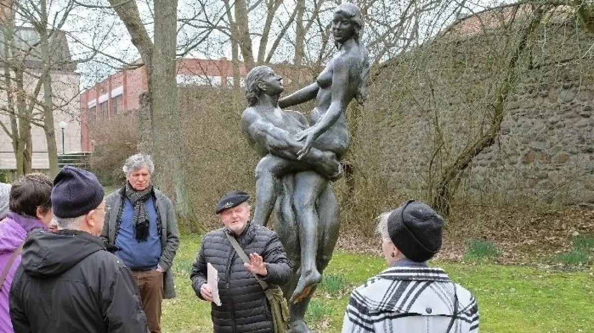 Harmonie in Bronze: Margit Schötschel schuf das "Stehende Paar"1983. Heute steht es im Stadtpark. Joachim Kandulla stellt die Skulptur vor.
Joachim Kandulla, Stadtf