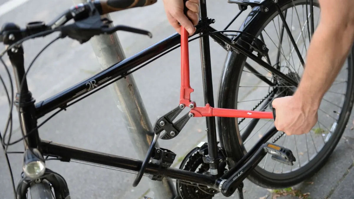 Nirgendwo in Ostprignitz-Ruppin werden so viele Fahrräder gestohlen wie in Neuruppin. Die Polizei will nun verstärkt gegen die Fahrraddiebe vorgehen. Und auch die Fontanestadt selbst hat sich diesbezüglich schon Gedanken gemacht – und hat möglicherweise schon eine Lösung parat.
ARCHIV - 14.09.2016, München: ILLUSTRATION - Ein Mann versucht mit einem Bolzenschneider ein Fahrradschloss aufzubrechen (gestellte Szene). Während der vergangenen zwei Corona-Jahre wurden weniger Räder gestohlen. Doch nun zeigt der Trend wieder nach oben. (zu dpa «Corona-Pause vorbei: Wieder mehr Fahrraddiebstähle in Bayern») Foto: Andreas Gebert/dpa +++ dpa-Bildfunk +++
