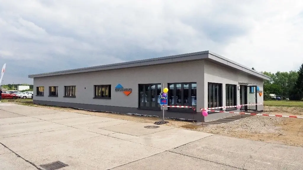 Das neue Sozialgebäude der Kläranlage sieht von außen unscheinbar aus, ist aber ausstattungsmäßig im Inneren auf dem neusten Stand der Technik.