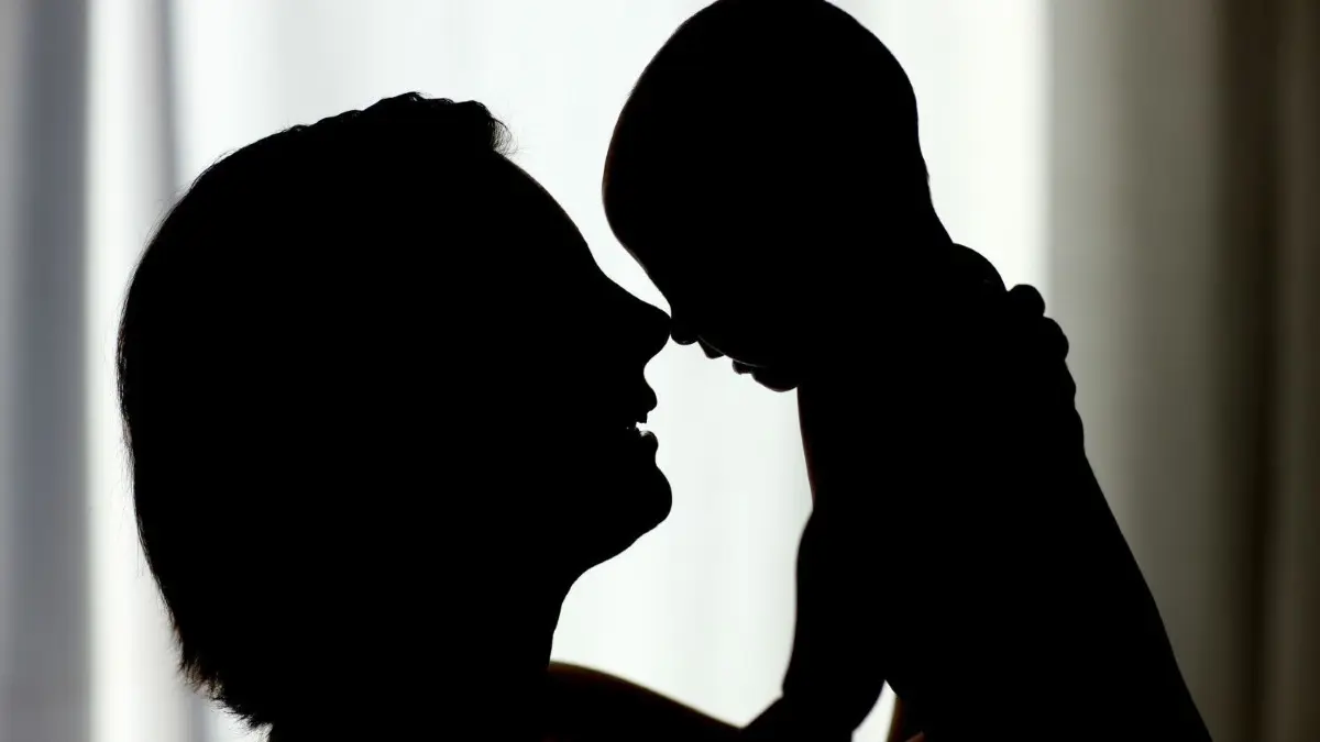 Adoption: Seit 2014 gab es 24 Vermittlungen von Neugeborenen, deren leibliche Eltern im Barnim leben. Daneben wurden in diesem Zeitraum im Landkreis insgesamt 53 Adoptionen abgeschlossen.
ILLUSTRATION - Zum Themendienst-Bericht vom 25. November 2021: Erfüllt sich ein Paar seinen Kinderwunsch durch eine Leihmutter, hat die Wunschmutter vor der Adoption nicht die Rechte wie die leibliche Mutter. Das betrifft auch das Umgangsrecht im Falle einer Trennung. Foto: Patrick Pleul/dpa-Zentralbild/dpa-tmn - Honorarfrei nur für Bezieher des dpa-Themendienstes +++ dpa-Themendienst +++