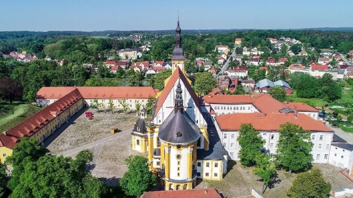 Der Neubau des Klosters Neuzelle sei für die Region ein wichtiges Vorhaben, so Kulturstaatssekretär Tobias Dünow.
ARCHIV - 09.05.2018, Brandenburg, Neuzelle: Blick auf die Klosteranlage mit der katholischen Kirche vom Kloster in Neuzelle (Luftaufnahme mit einer Drohne). (zu ««Zisterzienster auf Papier und Pergament»») Foto: Patrick Pleul/dpa-Zentralbild/ZB - Honorarfrei nur für Bezieher des Dienstes ZB-Funkregio Ost +++ ZB-FUNKREGIO OST +++