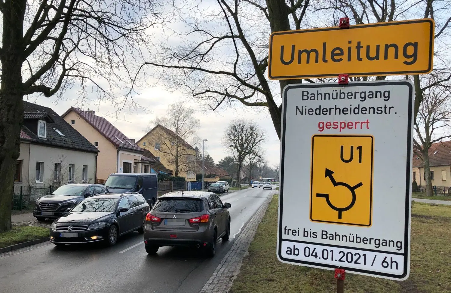 Ankündigung: Ein Hinweisschild auf die Sperrung des Bahnübergangs Niederheidenstraße in Neuenhagen steht bereits in der Carl-Schmäcke-Straße.