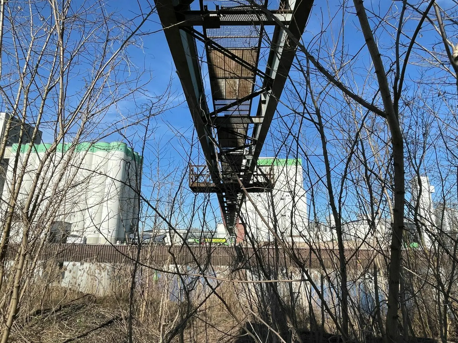 Einsturzgefährdet: Nach einem Unfall darf diese Brücke bei Eisenhüttenstadt nicht mehr passiert werden. Der oder-Spree-Kanal ist für den Schiffsverkehr komplett gesperrt.