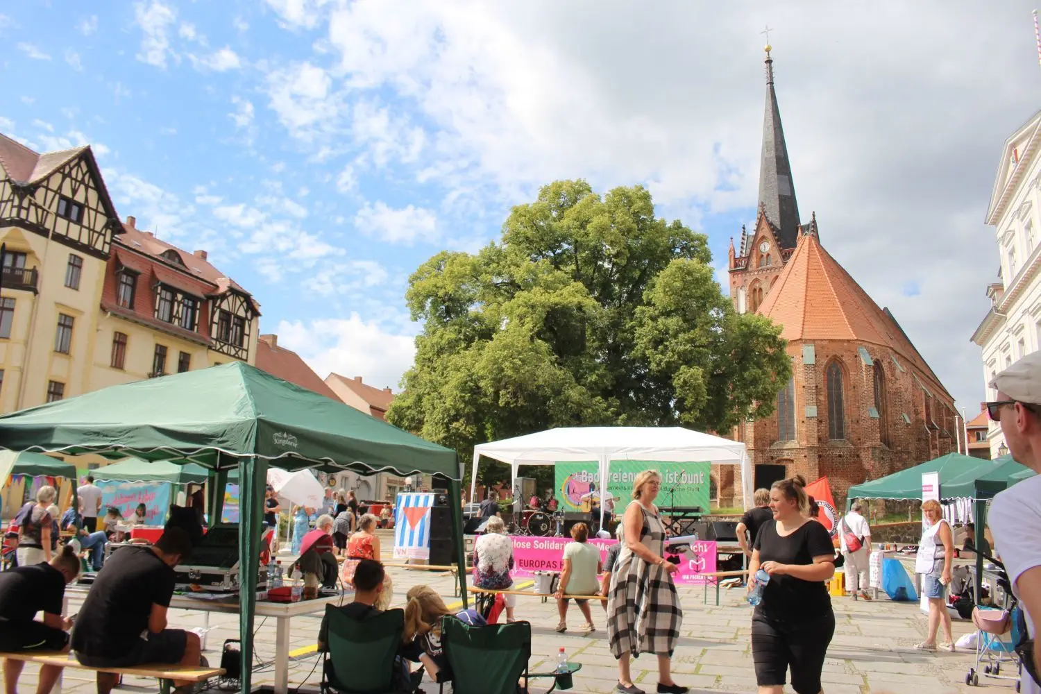 Bad Freienwalde ist bunt: Der Marktplatz der ältesten Kurstadt der Mark stand am Sonnabend ganz im Zeichen von Integration und Toleranz.