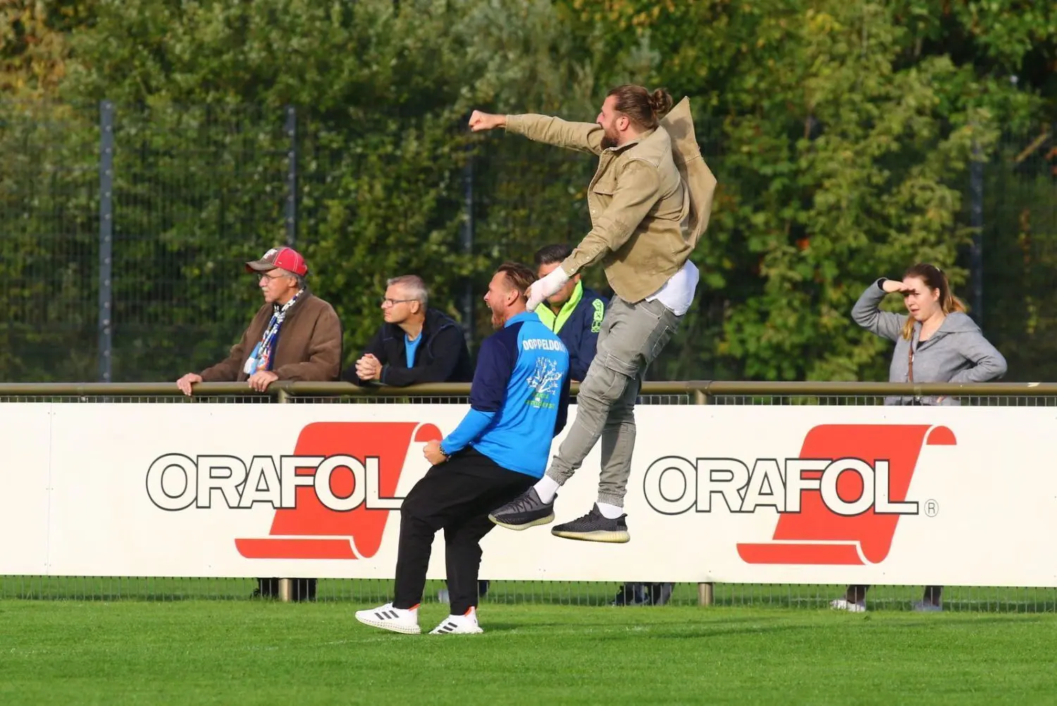 Raus mit der Freude: Co-Trainer Maik Fochler (links) und der an der Hand verletzte Stürmer Toni Hager bejubeln den Treffer von Silvan Klüter zur Petershagener Führung in Oranienburg.