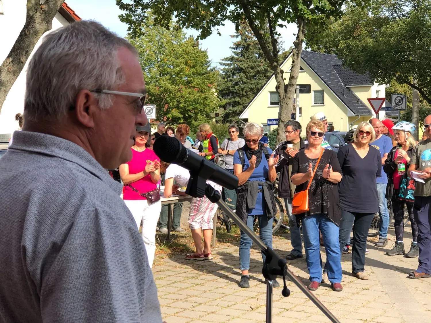 Wensickendorfs Ortsvorsteher Heinz Ließke ist einer der Sprecher der Initiative: Die Bürgerinitiative Radweg 21 demonstrierte mit einer Sternfahrt nach Wensickendorf. Dort unterschrieben die Ortsvorsteher von Kreuzbruch, Zehlendorf, Schmachtenhagen, Wensickendorf, Zühlsdorf und Mühlenbeck eine Petition an den Landtag.