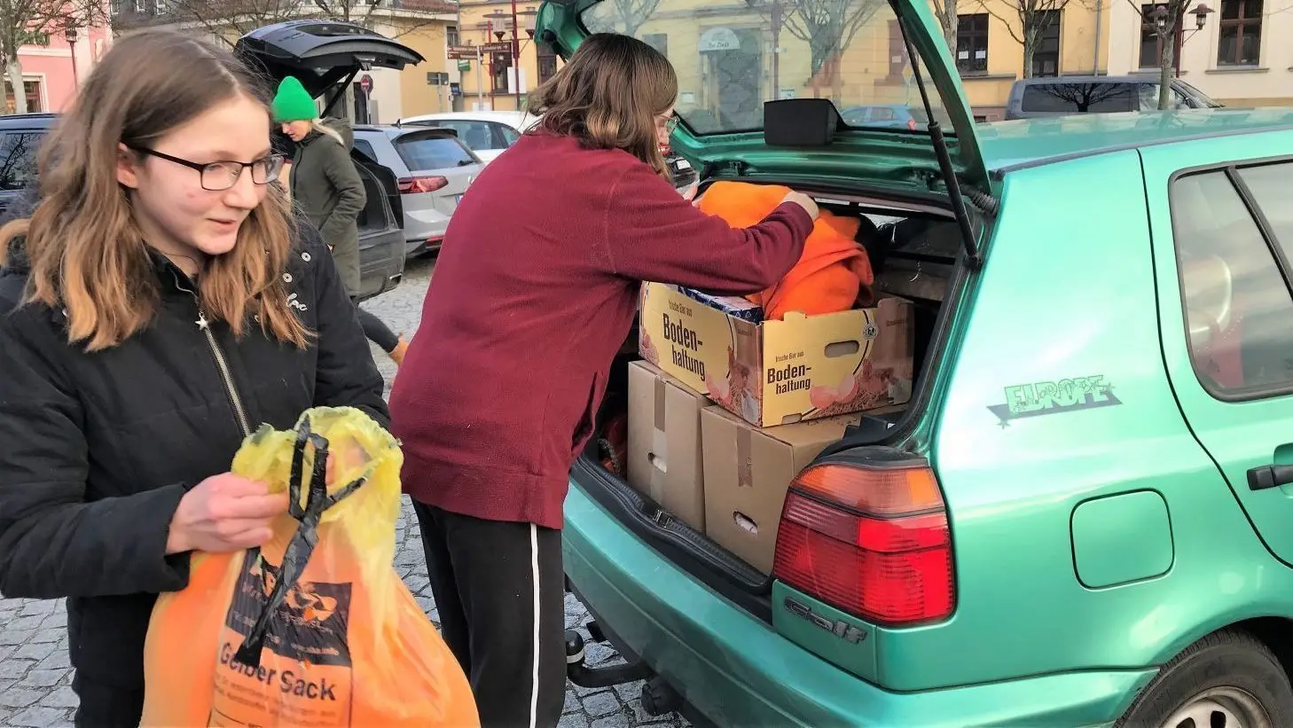 Hilfe für die Menschen aus der Ukraine: Rona Günauer und ihre Tochter Pia (12) laden Spenden aus ihrem Pkw aus.