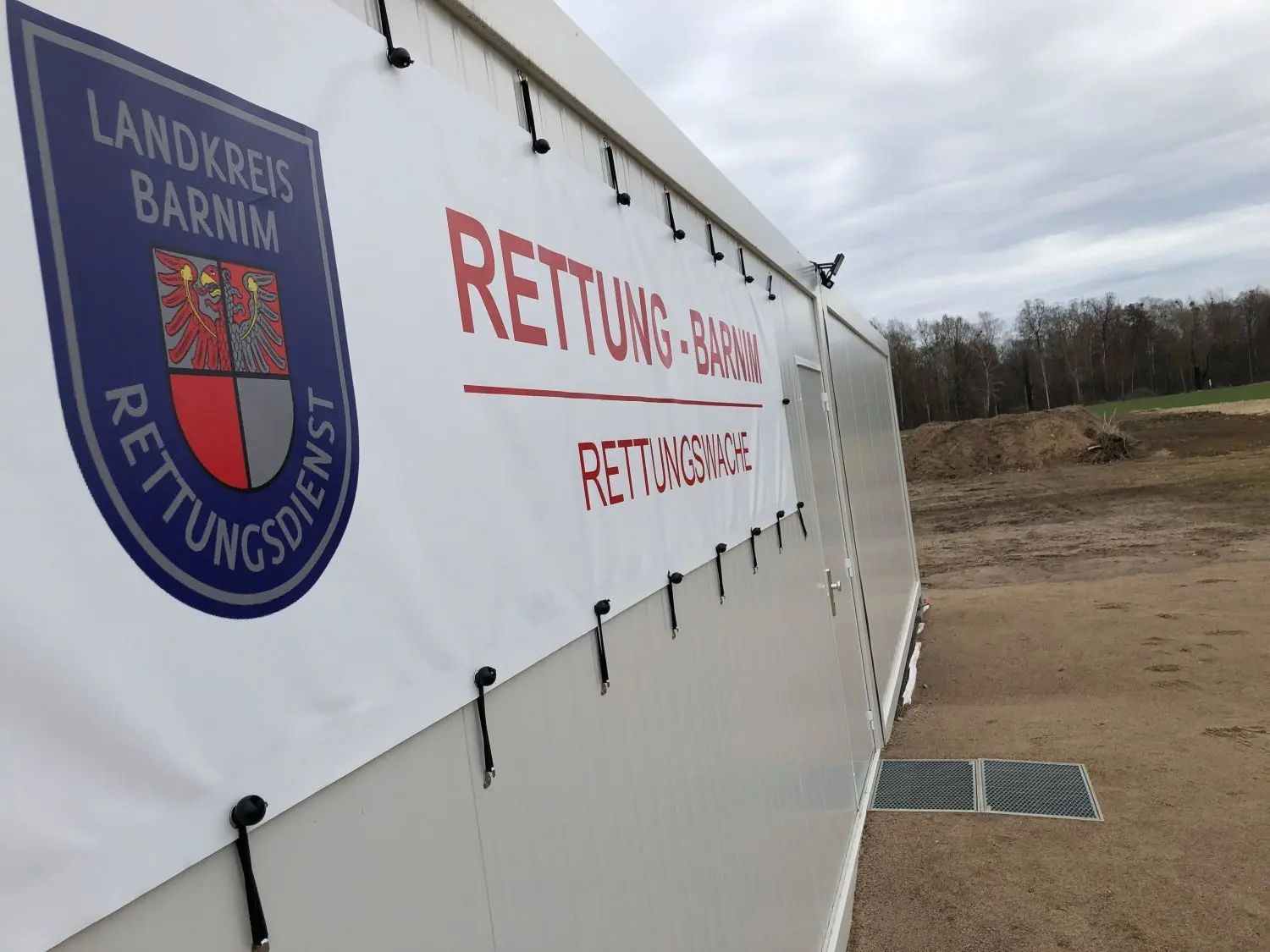 Rettungswache Finowfurt: Hinter dem Container soll die feste Wache entstehen. Im Sommer könnten die Arbeiten beginnen.