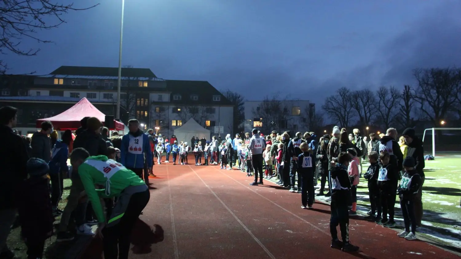 Erneut gab es einen Teilnehmerrekord beim 26. Nikolauslauf der Evangelischen Schule in Neuruppin. Insgesamt hatten sich für die beiden Läufe 98 Läuferpaare eingefunden. Wenigstens einer pro Team musste Schüler der entsprechenden Altersklasse der Schule sein.