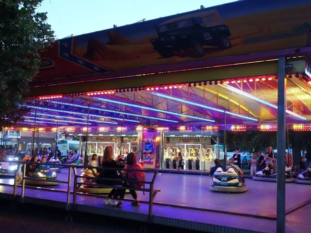 Der Autoscooter zog vor allem die junge Generation an.