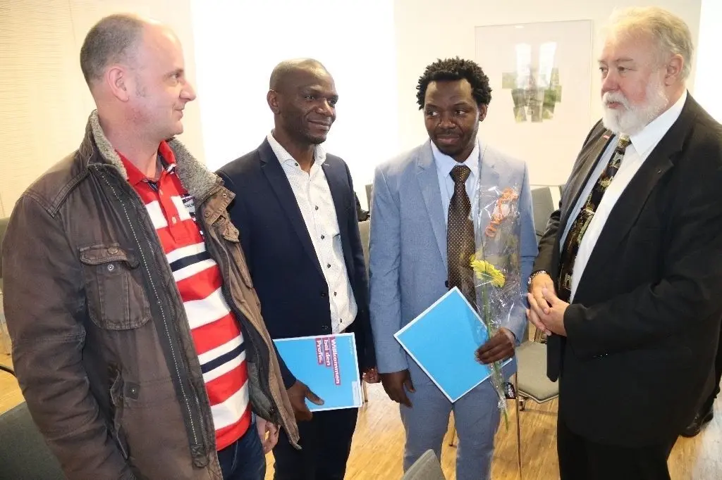 Glückliche Runde: Ausbilder Ralf Weser (v.l.) mit seinen Schülern Cyprien Fathey und Freddy Michel Ovongo Meba sowie Uwe Hoppe von der Handwerkskammer Frankfurt (Oder)