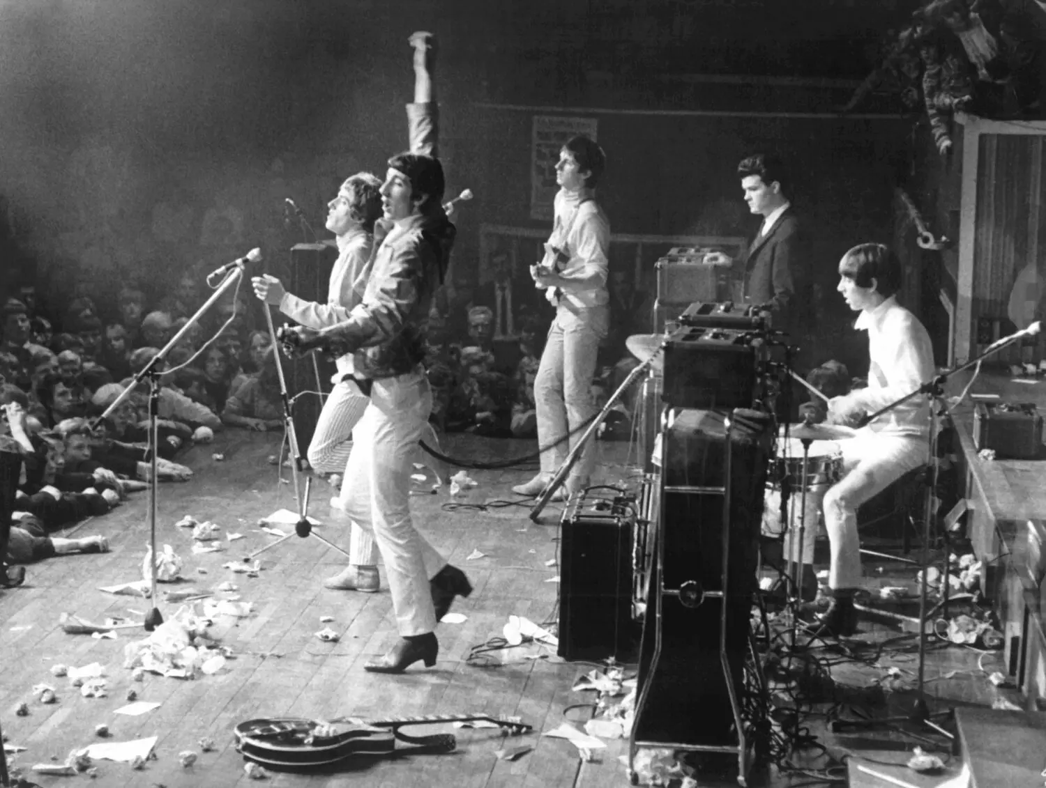 26.09.1965, Dänemark, Kopenhagen: Die britische Rockband "The Who", Roger Daltrey (l-r), Pete Townshend, John Entwistle und Keith Moon (r) spielen auf der Bühne.