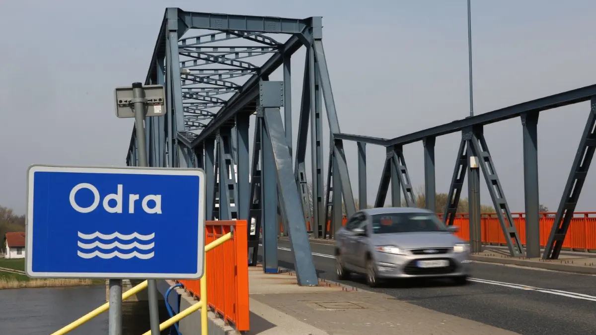 Die Oderbrücke zwischen Schwedt und Krajnik Dolny ist 2019 ertüchtigt worden. Trotzdem ist das Bauwerk auch in die Jahre gekommen. Eine zweite Brücke könnte die Verbindung deutlich entlasten – aber nicht auf Kosten polnischer Kassen.
Schwedt, 03.04.2019: Die Oderbrücke zwischen Schwedt und Krajnik Dolny wird ab 23. April für drei Monate halbseitig gesperrt. Für die Bauzeit wird ein ampelgeregelter Pendelverkehr eingerichtet.