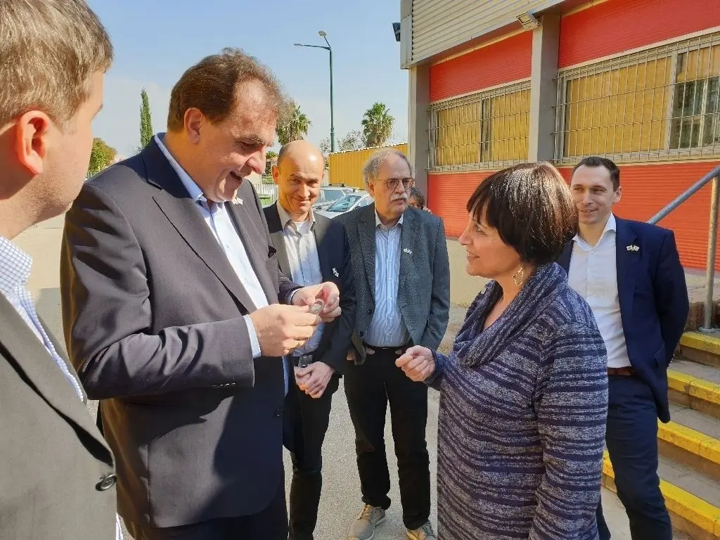 Ein Stück Berliner Mauer: Bäckermeister Karl-Dietmar Plentz überreicht Schulleiterin Malka Chalutz sein Gastgeschenk. Mehr Bilder unter www.moz.de.