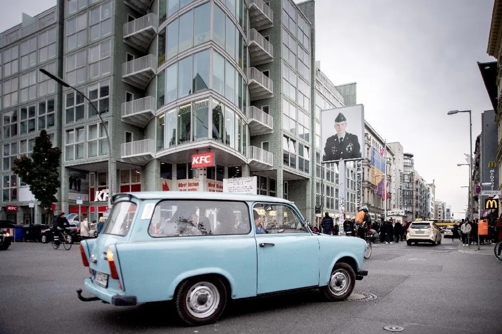 Trabi in Fahrt: Am Grenzkontrollpunkt Checkpoint Charlie in der Friedrichstraße standen sich früher US-amerikanische und sowjetische Panzer gegenüber.