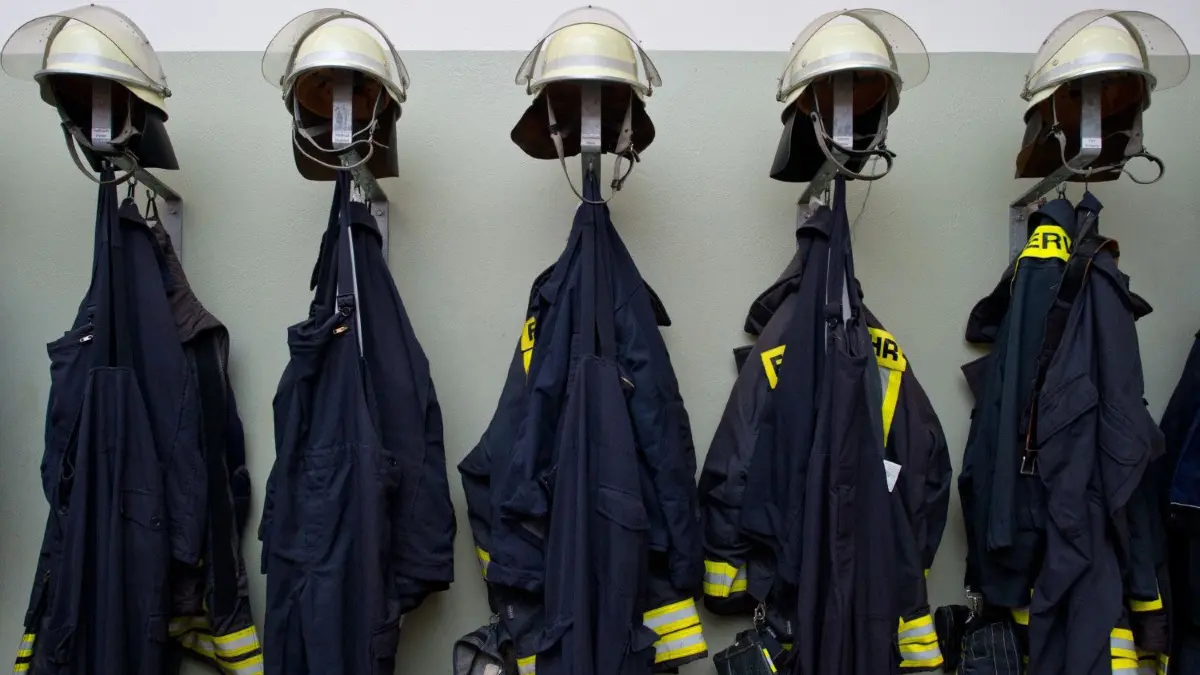 Feuerwehruniformen hängen in der Freiwilligen Feuerwehr Frankfurt (Oder). Der Brandenburger Feuerwehrverband hofft zum Jahreswechsel darauf, dass sich die Brandenburger an das Böllerverbot halten.
ARCHIV - 27.02.2014, Brandenburg, Frankfurt (Oder): Feuerwehruniformen hängen in der Freiwilligen Feuerwehr. (zu dpa «Landesfeuerverband: Hoffnung auf Einhaltung der Anti-Corona-Anordnungen») Foto: Patrick Pleul/zb/dpa +++ dpa-Bildfunk +++