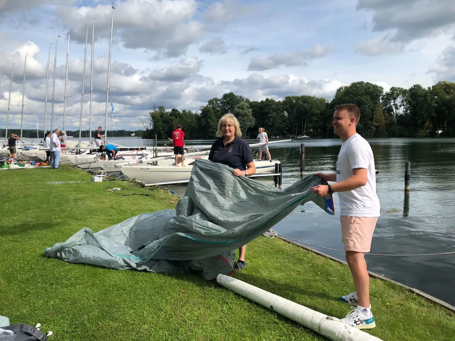 Gehören zu den Favoriten: Die Deutschen Vize-Meisterin Silke Kinner und Jakob Wienke vom Berliner Seglerverein starten bei der Internationalen Deutschen Meisterschaft im H-Boot-Segeln auf dem Scharmützelsee.